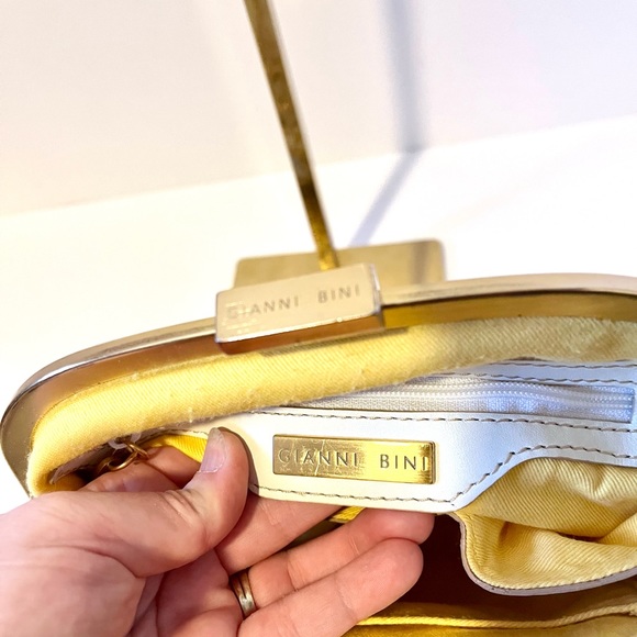 Gianni Bini Cream Leather Kisslock & Chain Shoulder Bag - Picture 8 of 9